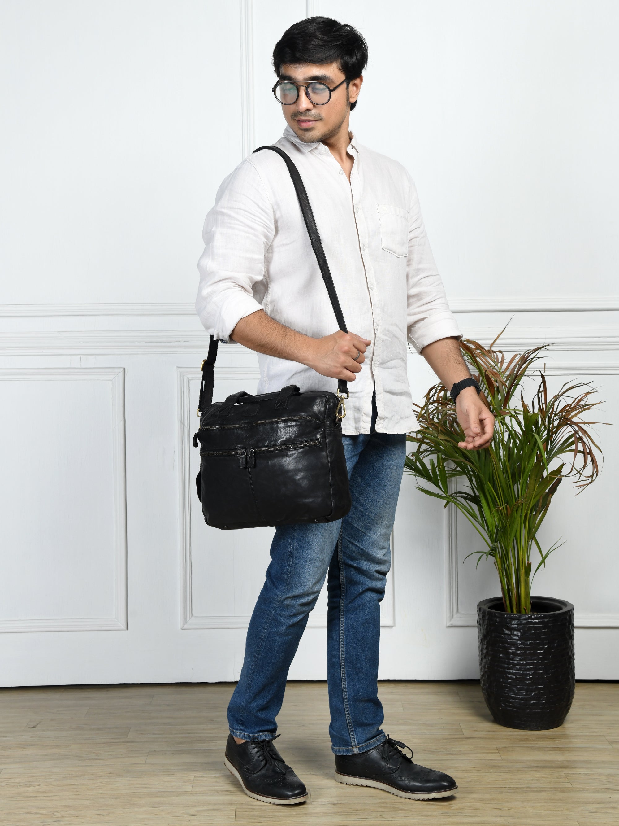 Voyager Vintage Leather Laptop Bag - Black Colour