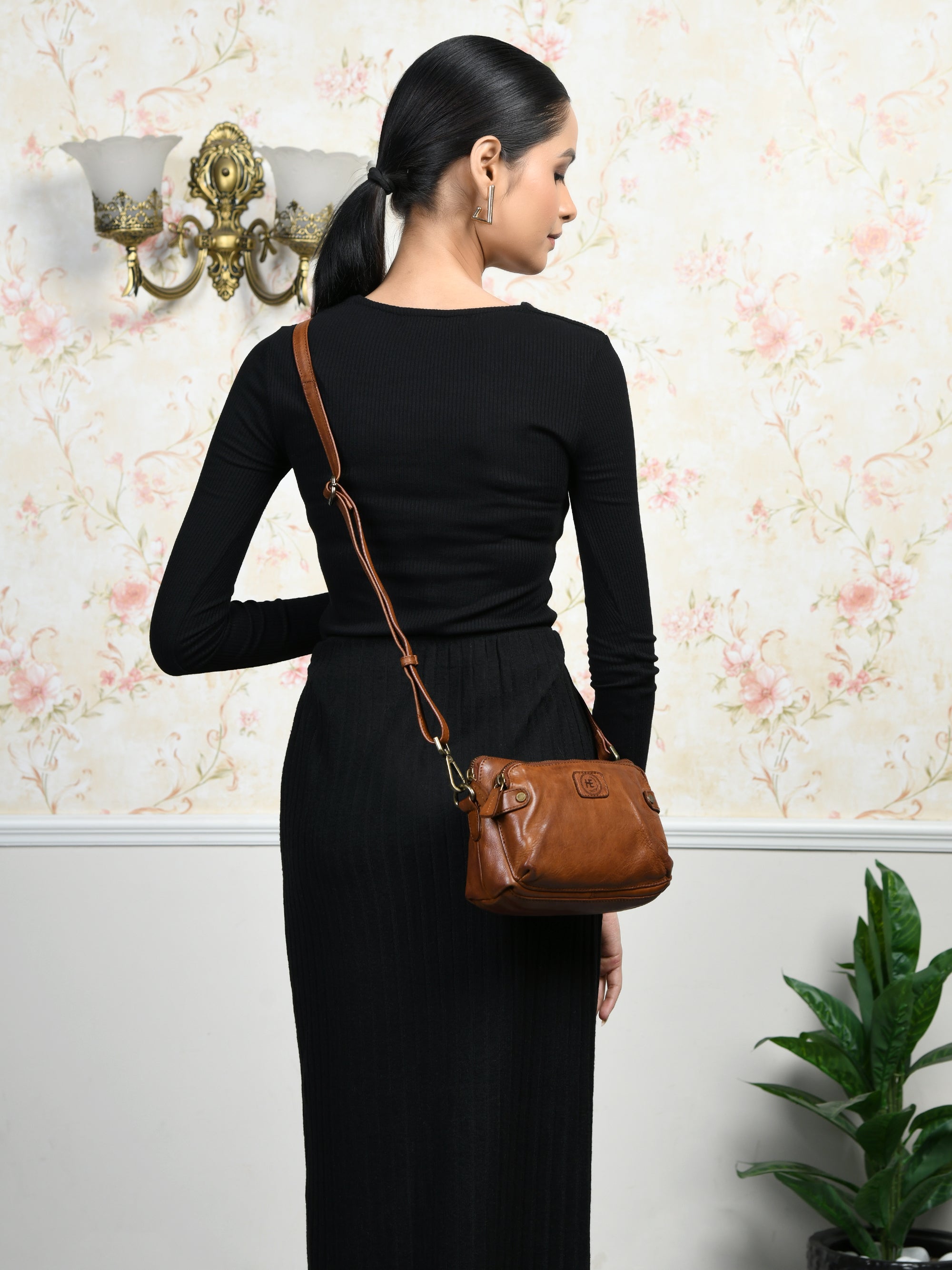 Classic Cognac Leather Women's Handbag - Tan colour