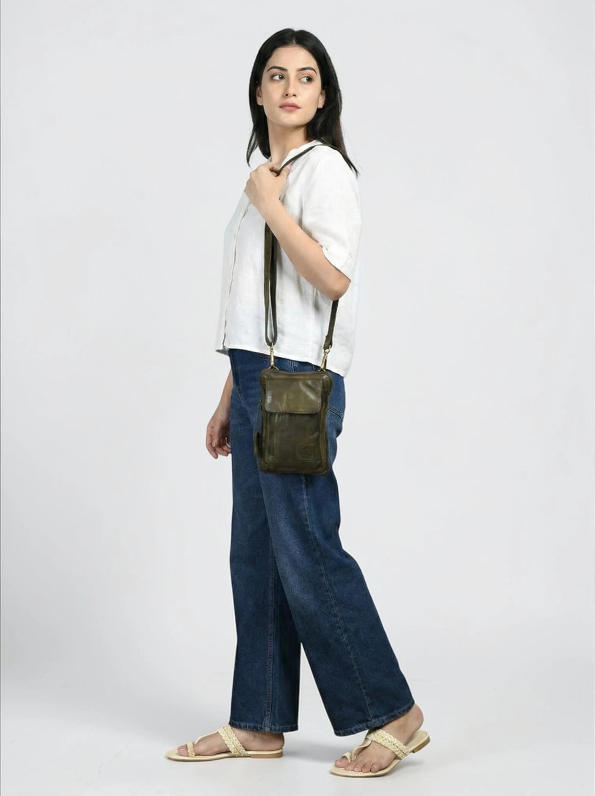 Vintage Explorer Crossbody Bag - Olive colour